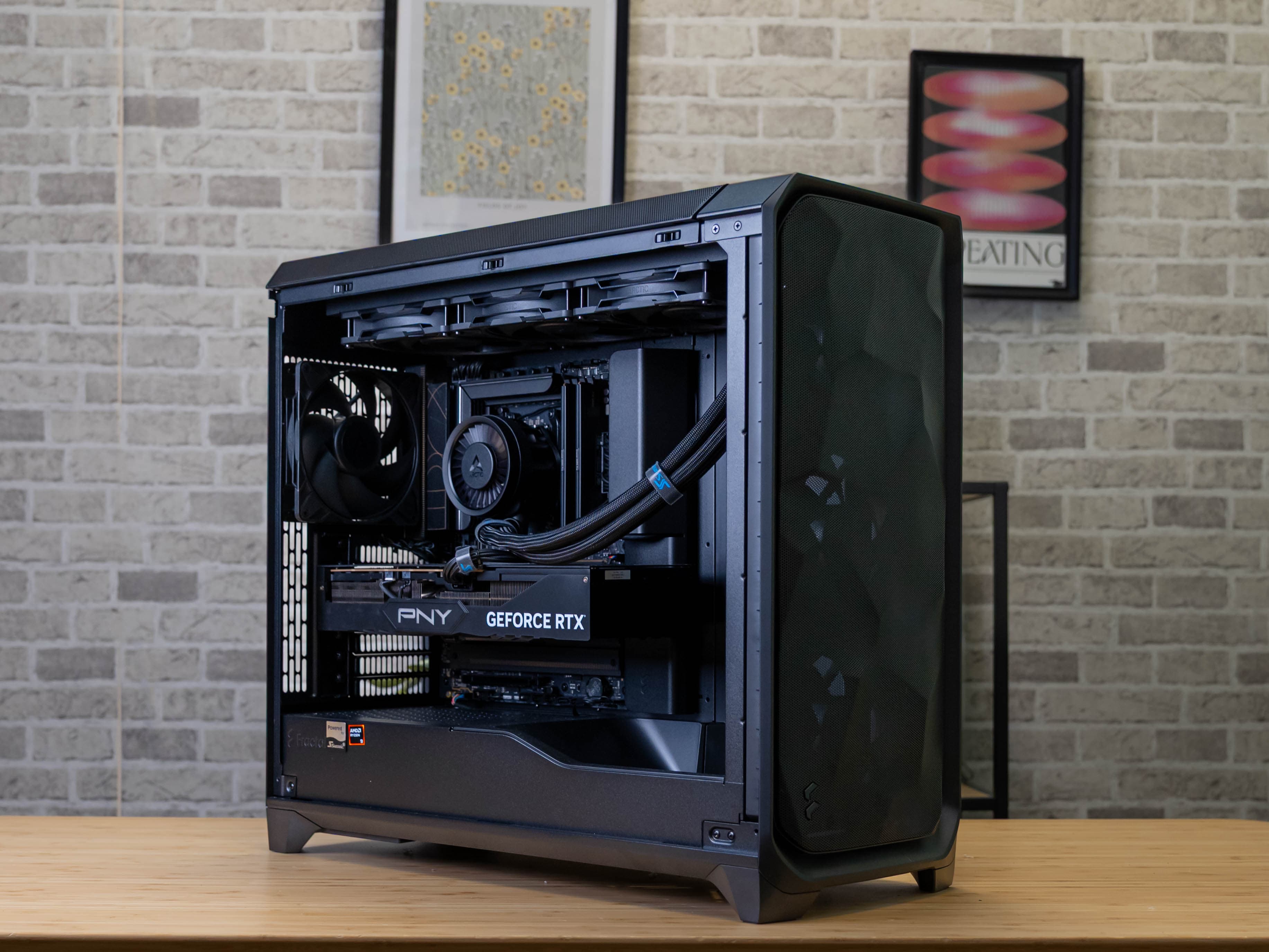 Interno di una workstation professionale aperta: GPU PNY GeForce RTX, AIO Arctic liquid cooler, RAM DDR5, motherboard ATX e tre ventole top